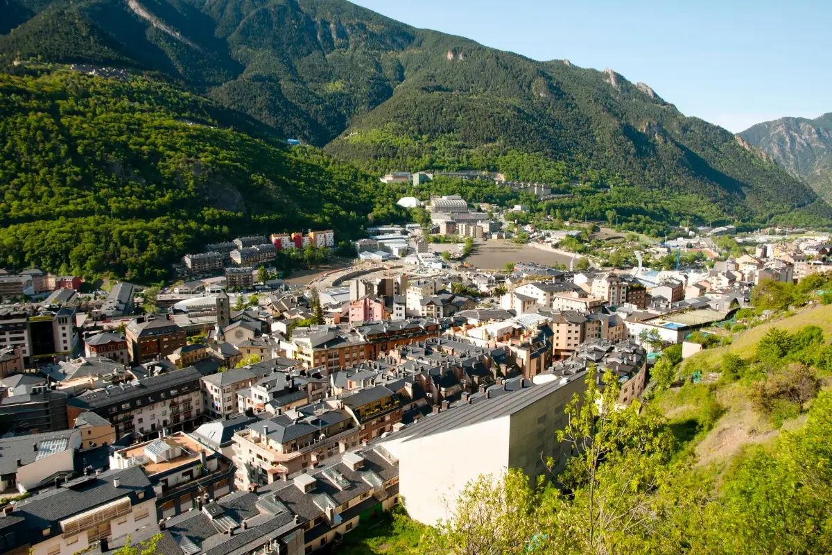 Andorra desde Barcelona en un día, compras, montaña y frontera