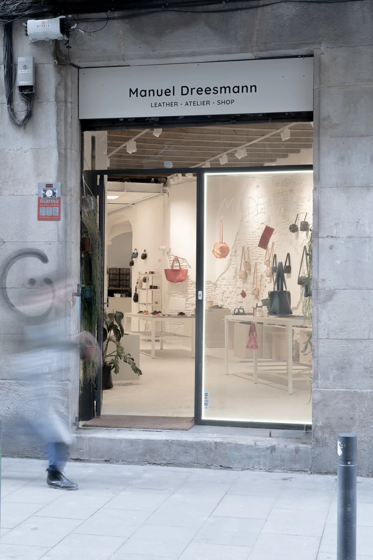 Fachada de Atelier Madre en el Carrer del Rec con el rótulo Manuel Dreesmann Leather Atelier Shop y el interior visible desde la acera