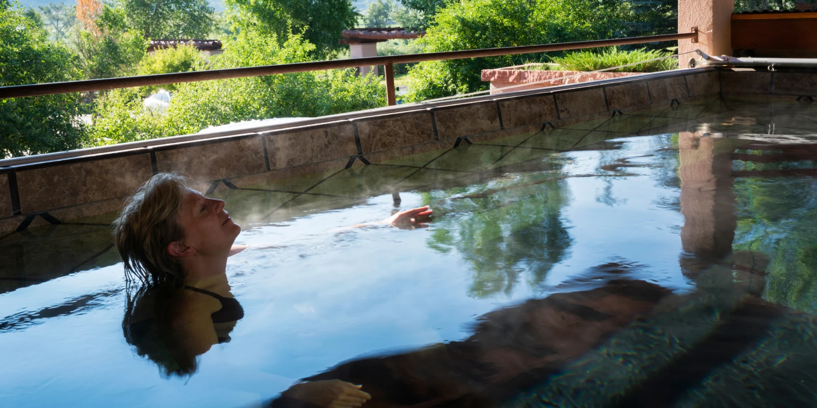 Piscina termal humeante en un balneario de Caldes de Montbui