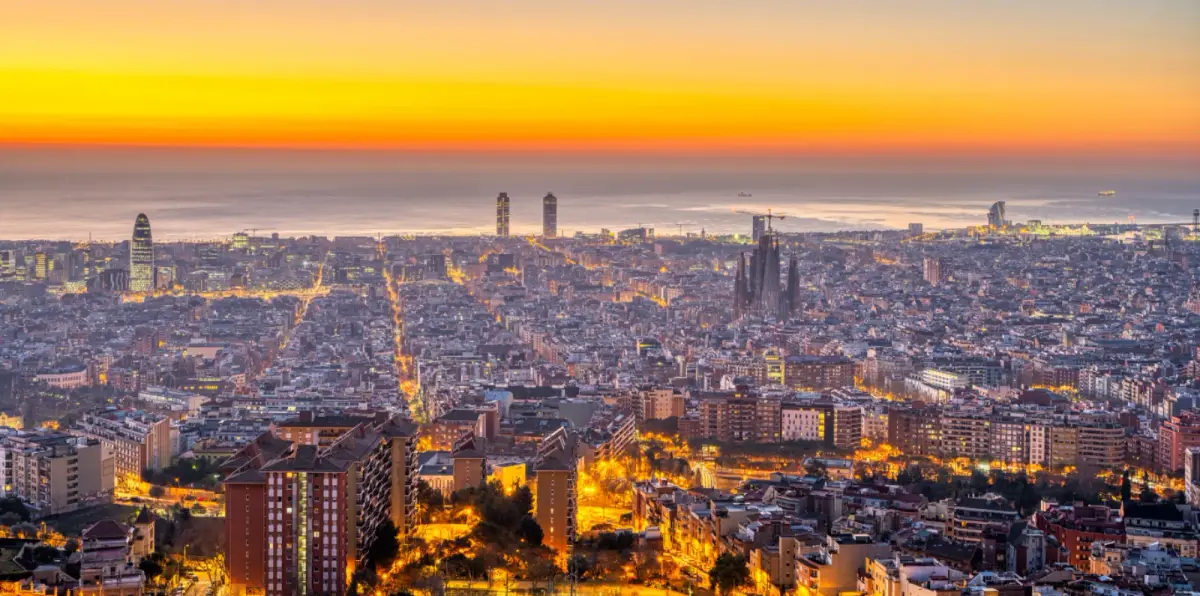 Parada de castanyes fumejant en un carrer de Barcelona a la tardor