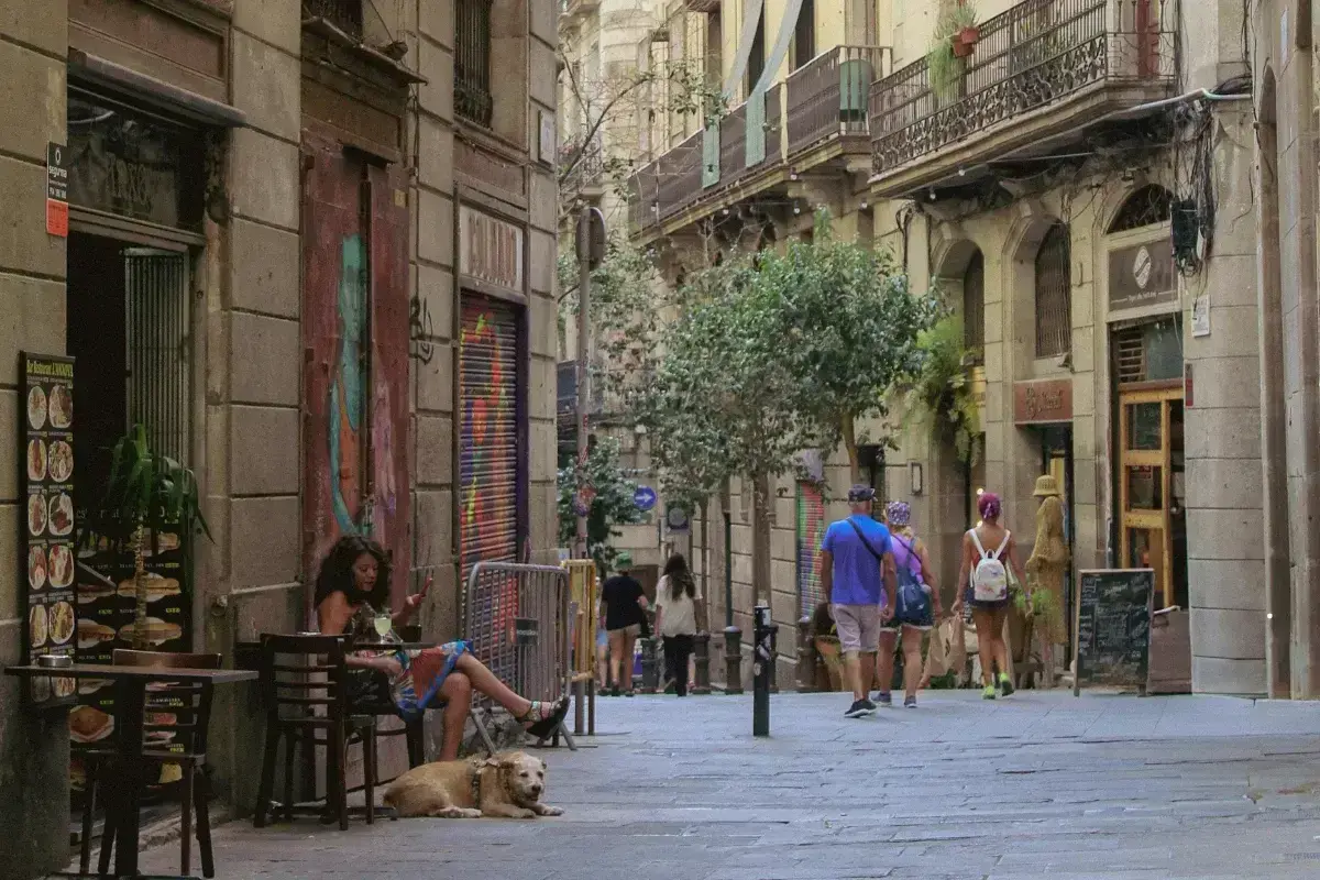 Cada carrer de Barcelona té el seu dia de mobles, i fora d'aquesta franja no els recullen