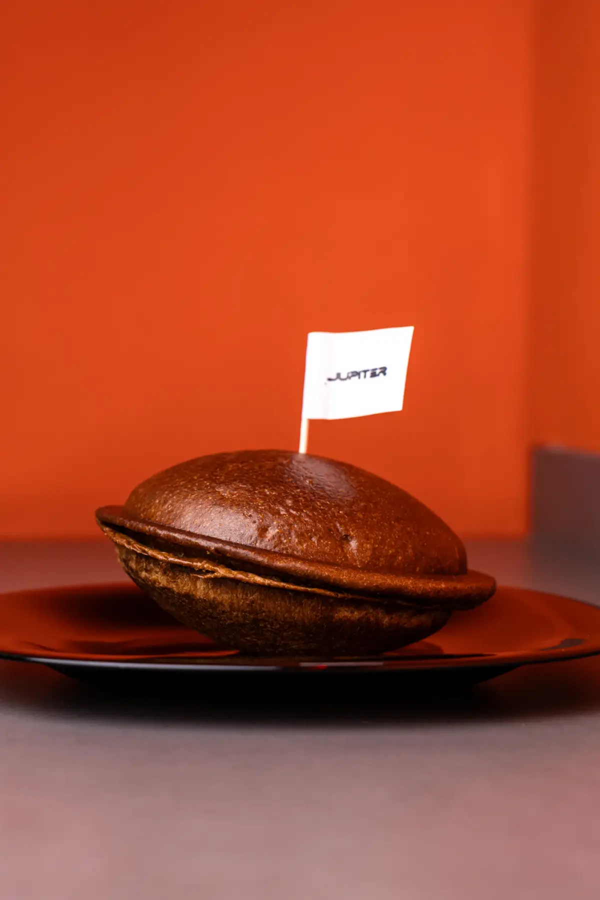 Hamburguesa OVNI de Cosmo Burger Barcelona, sellada por el borde con forma de platillo