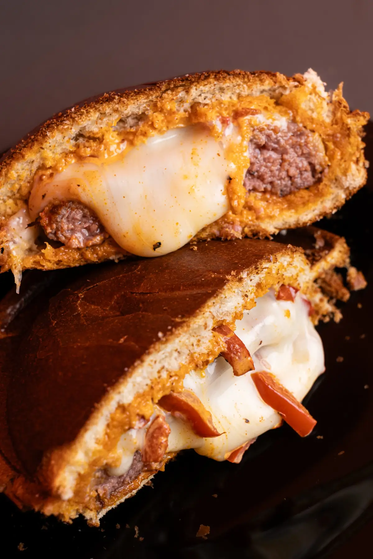 Detalle de la hamburguesa OVNI con forma de platillo de Cosmo Burger