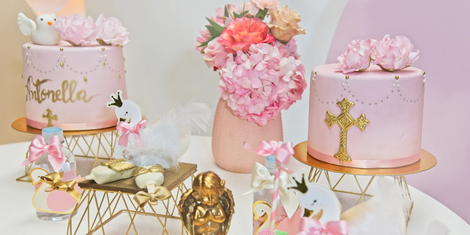 Single-tier christening cake from a Barcelona workshop