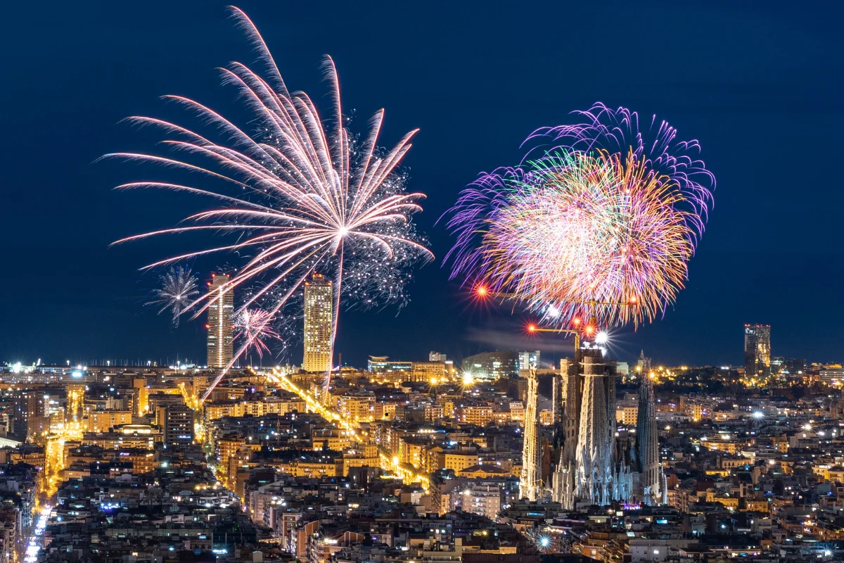 Luces de Navidad en una calle del centro de Barcelona