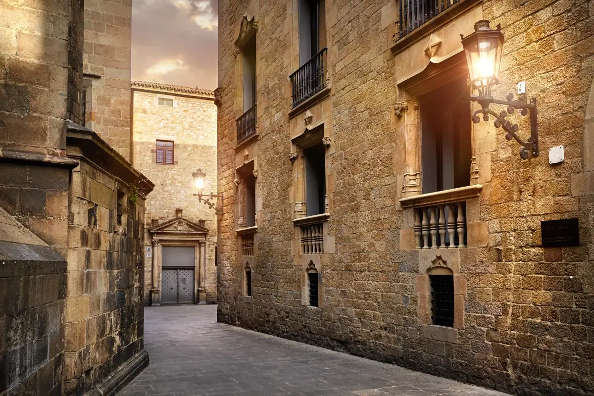Qué hacer en El Raval, guía del barrio más diverso de Barcelona