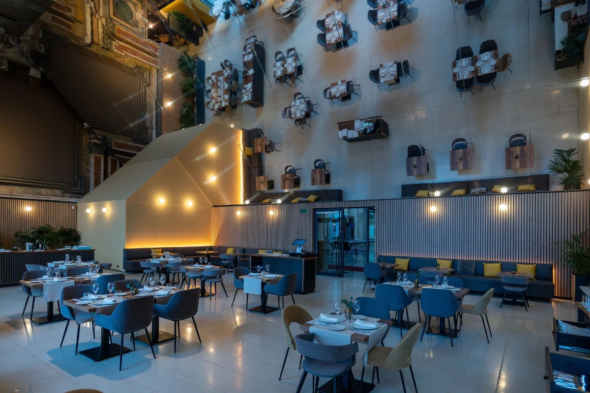 Interior del restaurante Absis en el MNAC Barcelona con mesas preparadas y arquitectura modernista al fondo