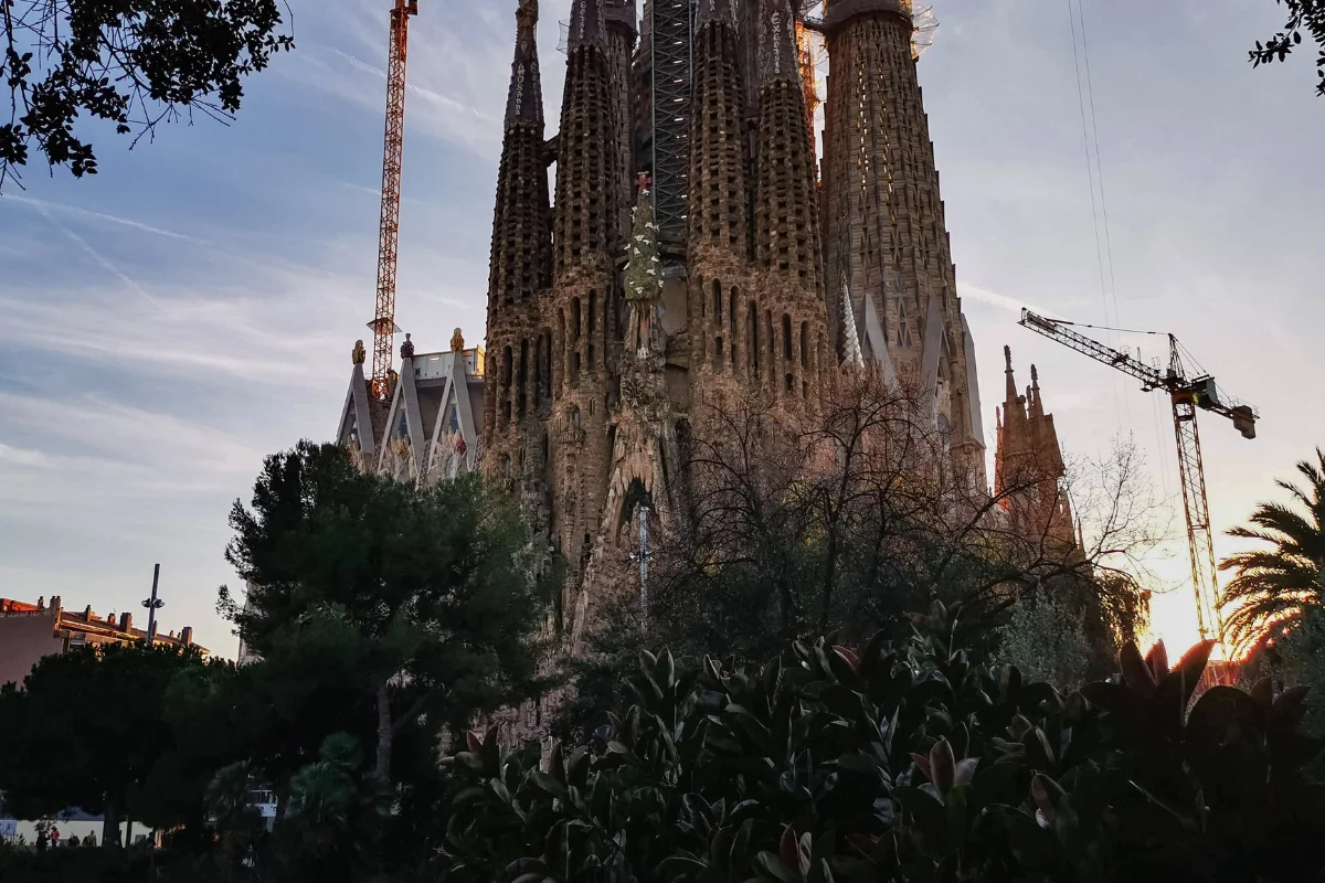 Rooftop con vistas a la Sagrada Família: cuál elegir y cómo entrar