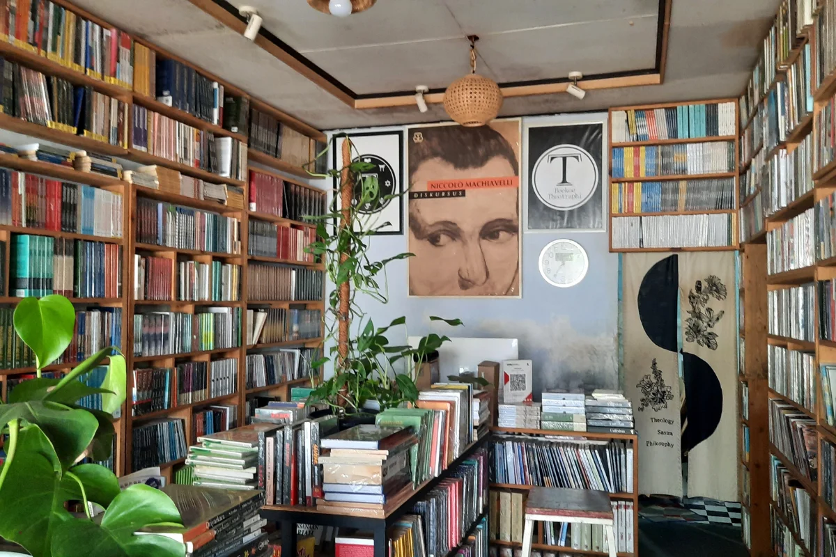 Ruta literaria por Barcelona, cinco itinerarios a pie con los datos que conectan ficción y ciudad real