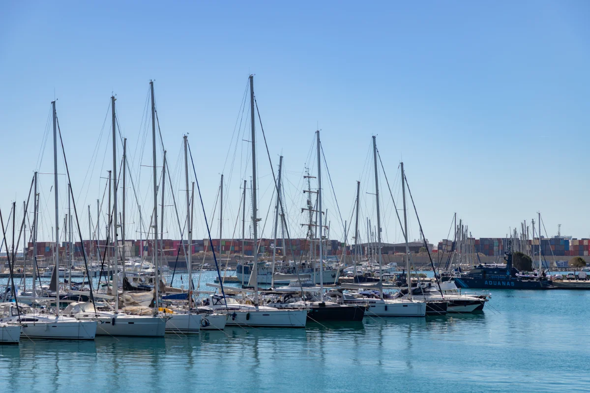 Barcelona desde el mar, guía de tours en barco por la costa