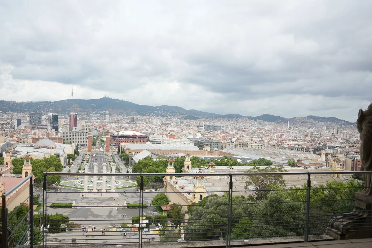 Vistas de Barcelona desde el MNAC en Montjuïc, con la Plaça d'Espanya y la ciudad al fondo